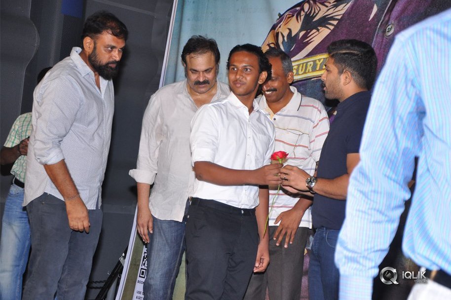 Army-People-Watching-Naa-Peru-Surya-Naa-illu-India-Movie-Photos